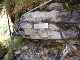 Cartello a La Vire à l’Ours sull’altro lato della lunga Passerelle des Grandes Cascades (21996 bytes)